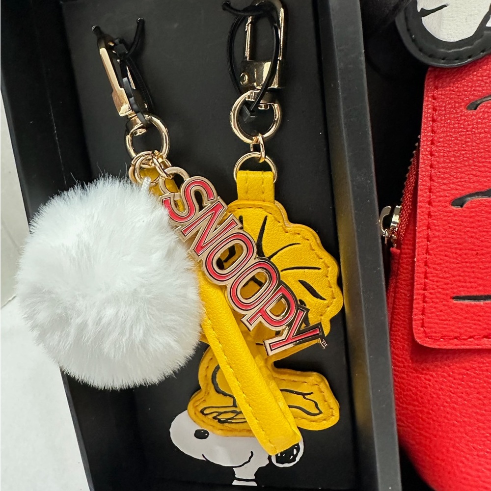 NIB Peanuts 3 Piece Set Snoopy Woodstock Doghouse Crossbody Bag & Keychain Charm - Picture 4 of 9